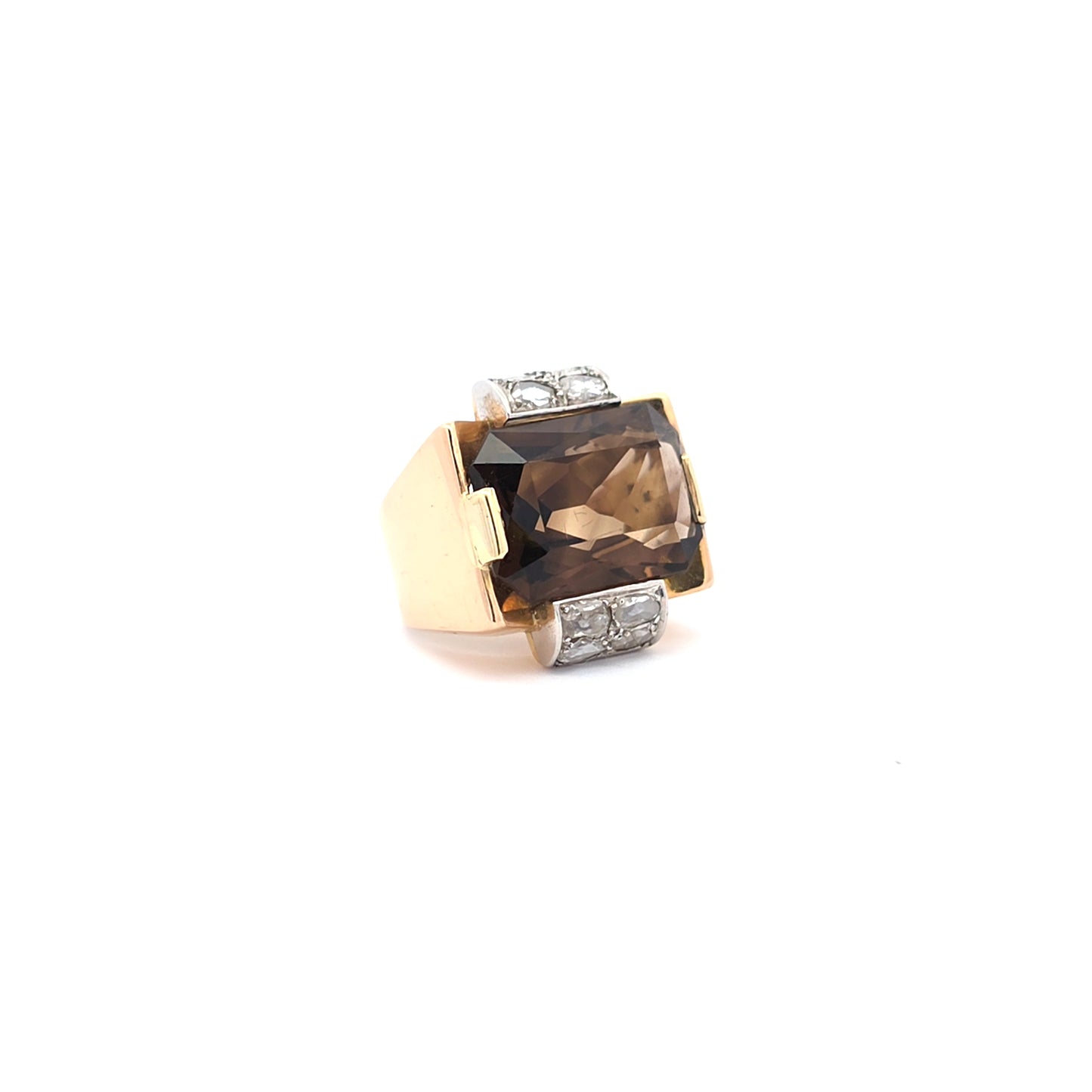 Geelgouden ring met trapsgewijs geslepen rookkwarts en roosgeslepen diamanten.