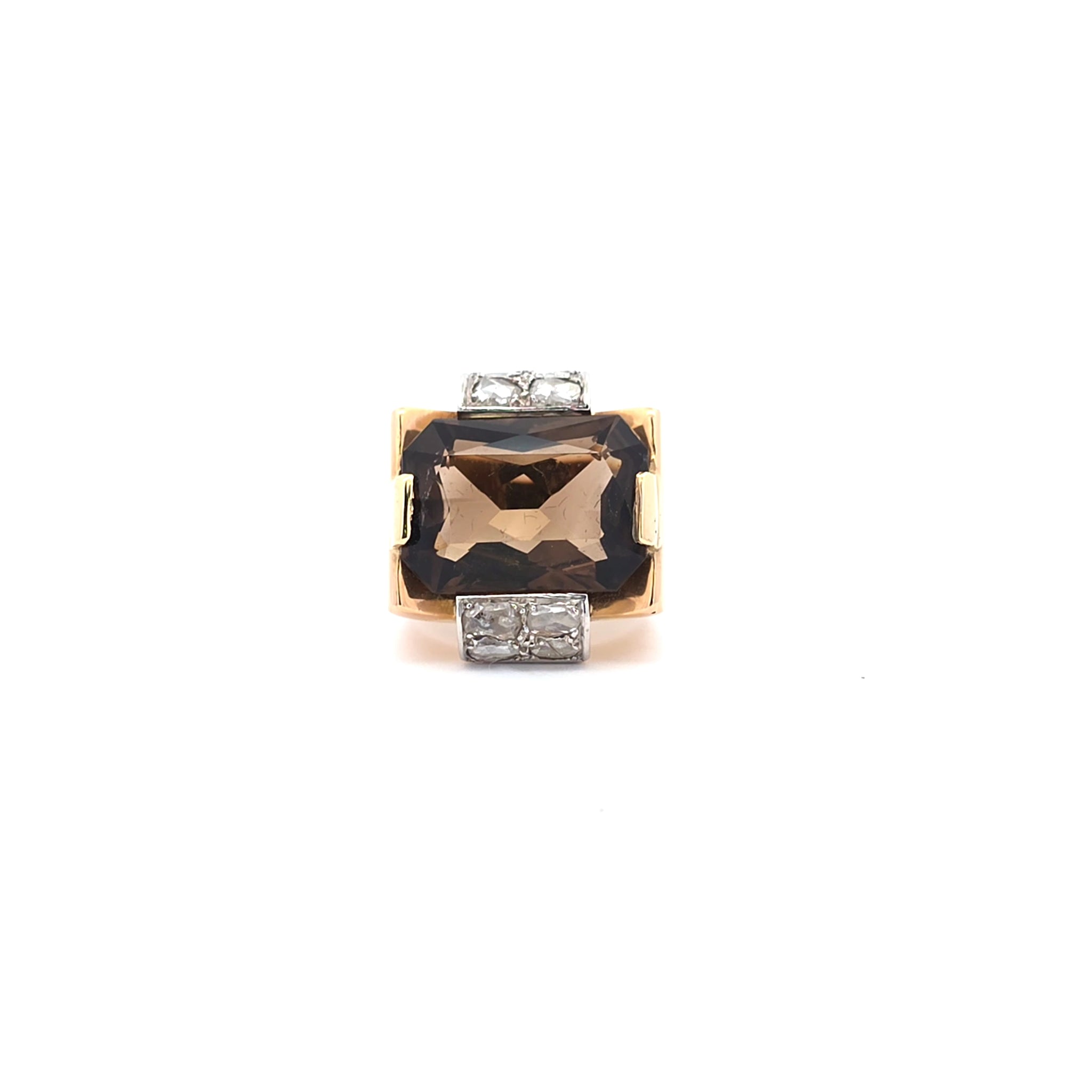 Geelgouden ring met trapsgewijs geslepen rookkwarts en roosgeslepen diamanten.