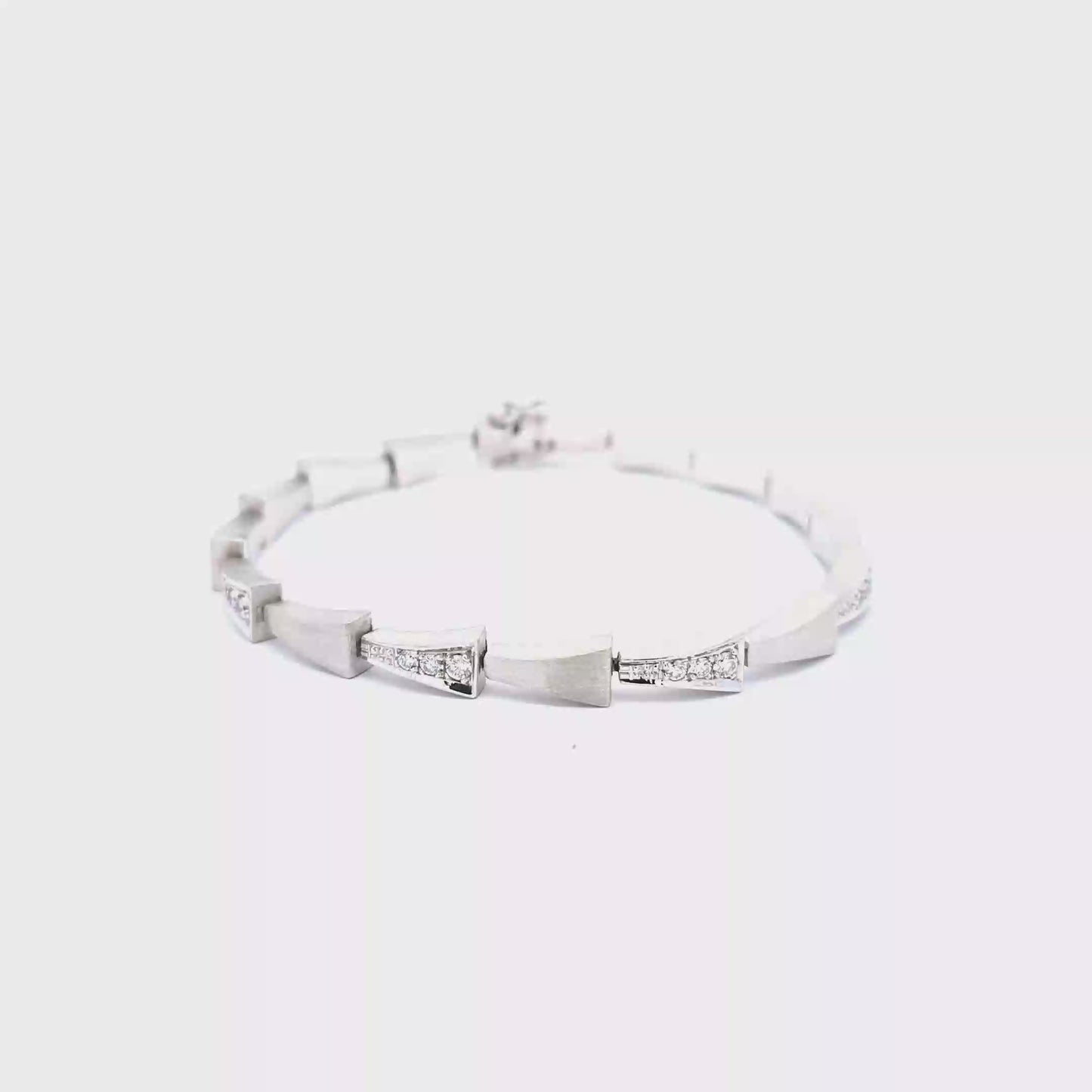 Chain Bracelet with Round Brilliant Cut Diamonds in White Gold